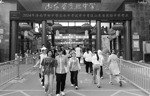 去年中考前夕,考生陆续来到省实验中学考点熟悉考场环境 记者 赵天羿 摄